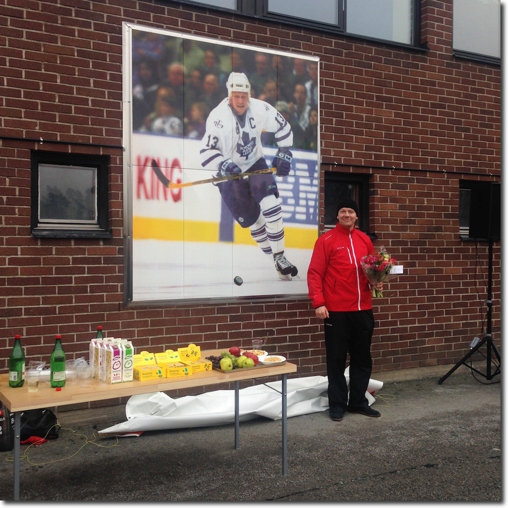 Mats Sundin in front of the Sollentuna rink. Not a black-tie event, and that was just perfect.